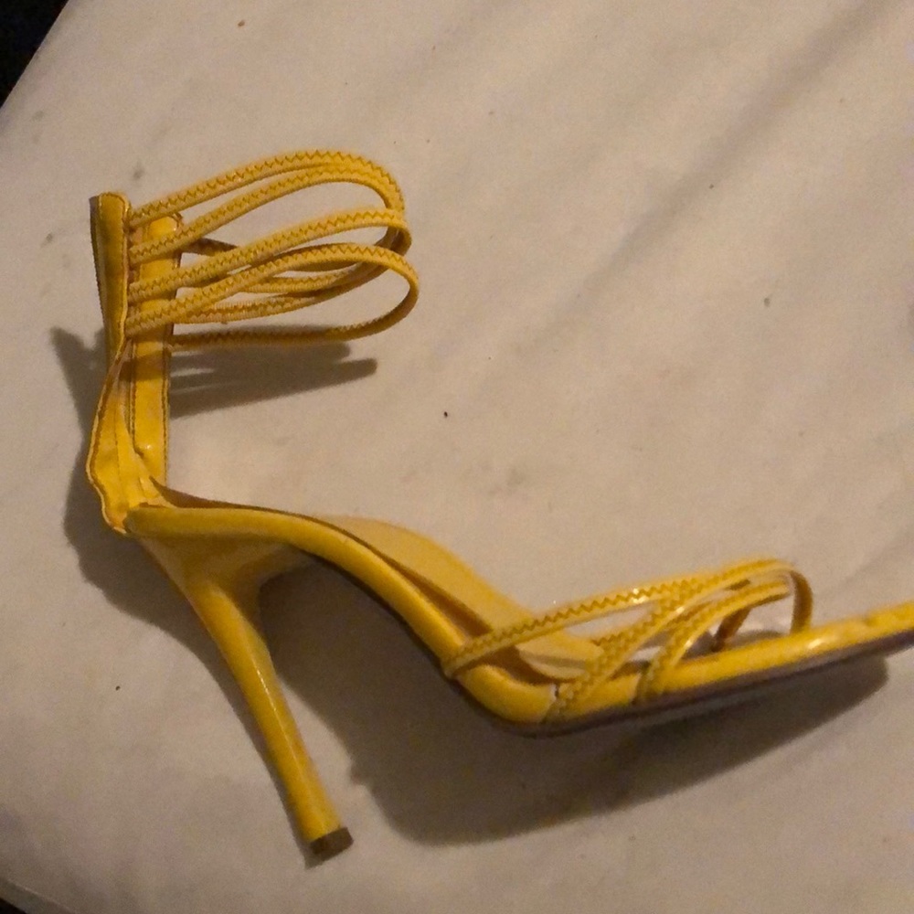 Yellow strapped heel